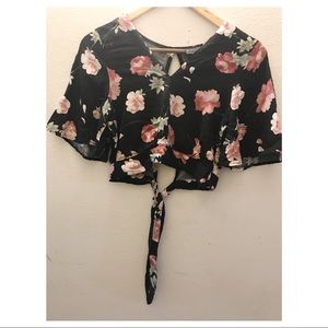 ‼️SOLD‼️ Cropped black top with roses 🌹